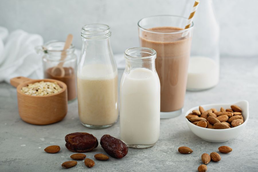 Oat Milk vs Almond Milk for Coffee